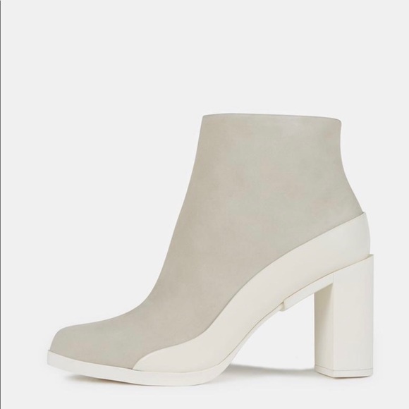 NWOT DKNY Phoebe Cream Boots-Size 7.5 - Picture 2 of 2